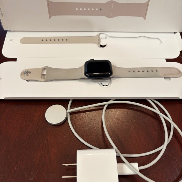 Apple Watch Series 7 41mm Aluminum Case Starlight Sports Band